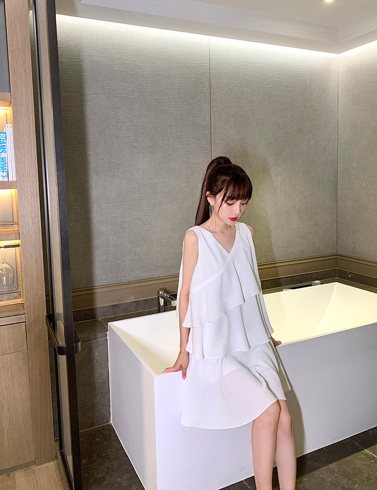 李小璐|李小璐现身，穿T恤配紫色衬衫玩下衣失踪，秀“漫画腿”依旧少女