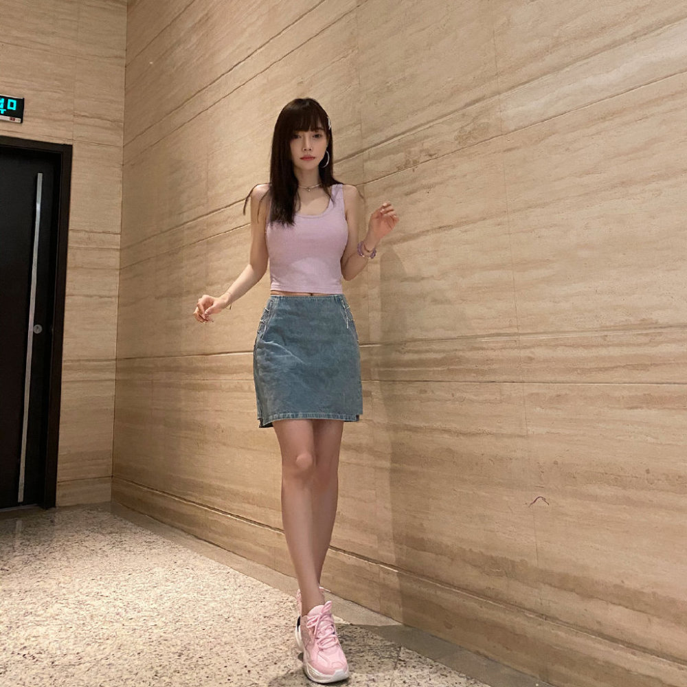 李小璐|李小璐现身，穿T恤配紫色衬衫玩下衣失踪，秀“漫画腿”依旧少女