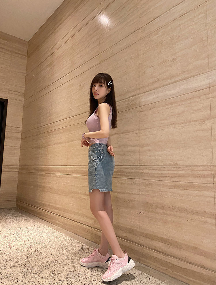 李小璐|李小璐现身，穿T恤配紫色衬衫玩下衣失踪，秀“漫画腿”依旧少女