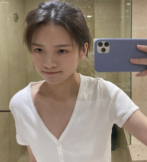 在生活中,李庚希已经留起了长发,经常扎着马尾辫亮