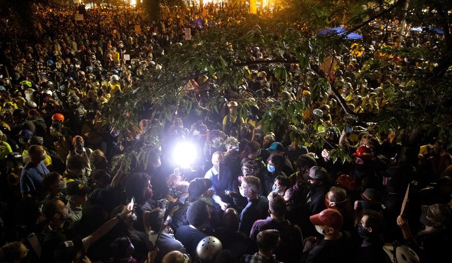 特朗普|美国一市长在抗议现场被警察扔催泪弹，特朗普嘲讽：真是太可怜了