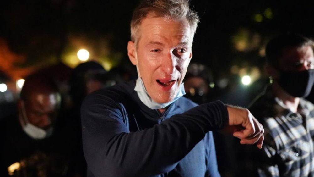 特朗普|美国一市长在抗议现场被警察扔催泪弹，特朗普嘲讽：真是太可怜了