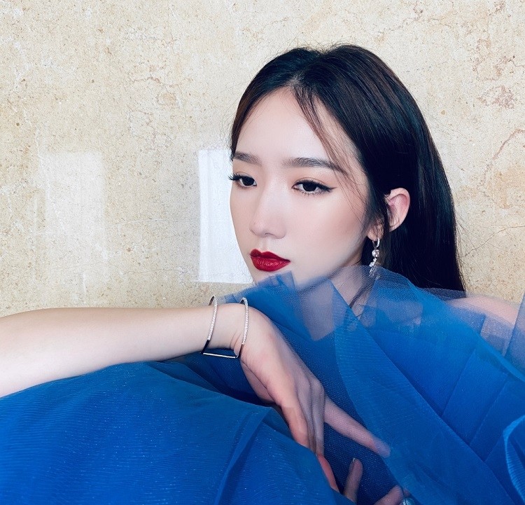 王丽坤|王丽坤和孟美岐戴同款耳饰，一个青春有活力，一个知性又优雅