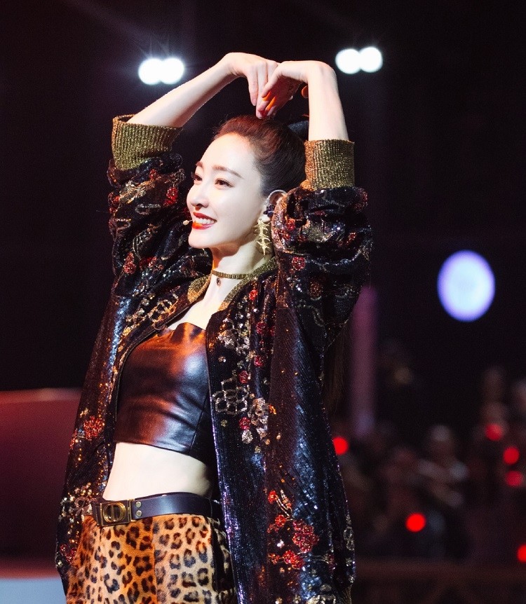 王丽坤|王丽坤和孟美岐戴同款耳饰，一个青春有活力，一个知性又优雅