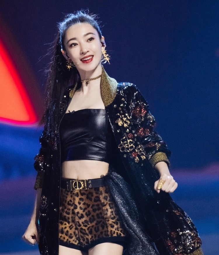 王丽坤|王丽坤和孟美岐戴同款耳饰，一个青春有活力，一个知性又优雅