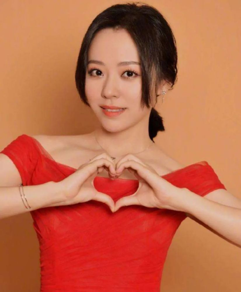 张靓颖|张靓颖恋上大19岁冯轲，不顾母亲反对结婚，新男友曝光却不是他？