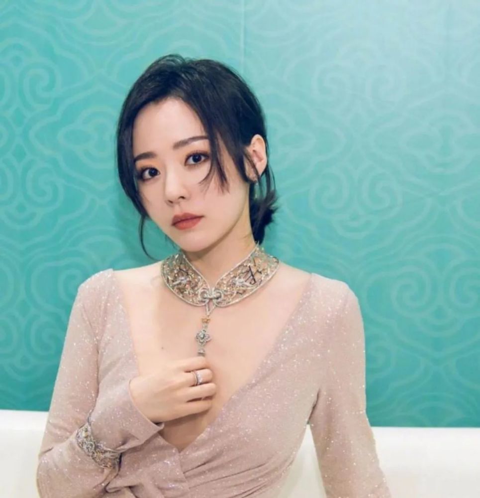 张靓颖|张靓颖恋上大19岁冯轲，不顾母亲反对结婚，新男友曝光却不是他？