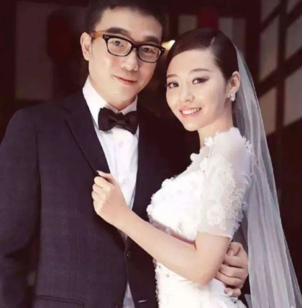 张靓颖|张靓颖恋上大19岁冯轲，不顾母亲反对结婚，新男友曝光却不是他？