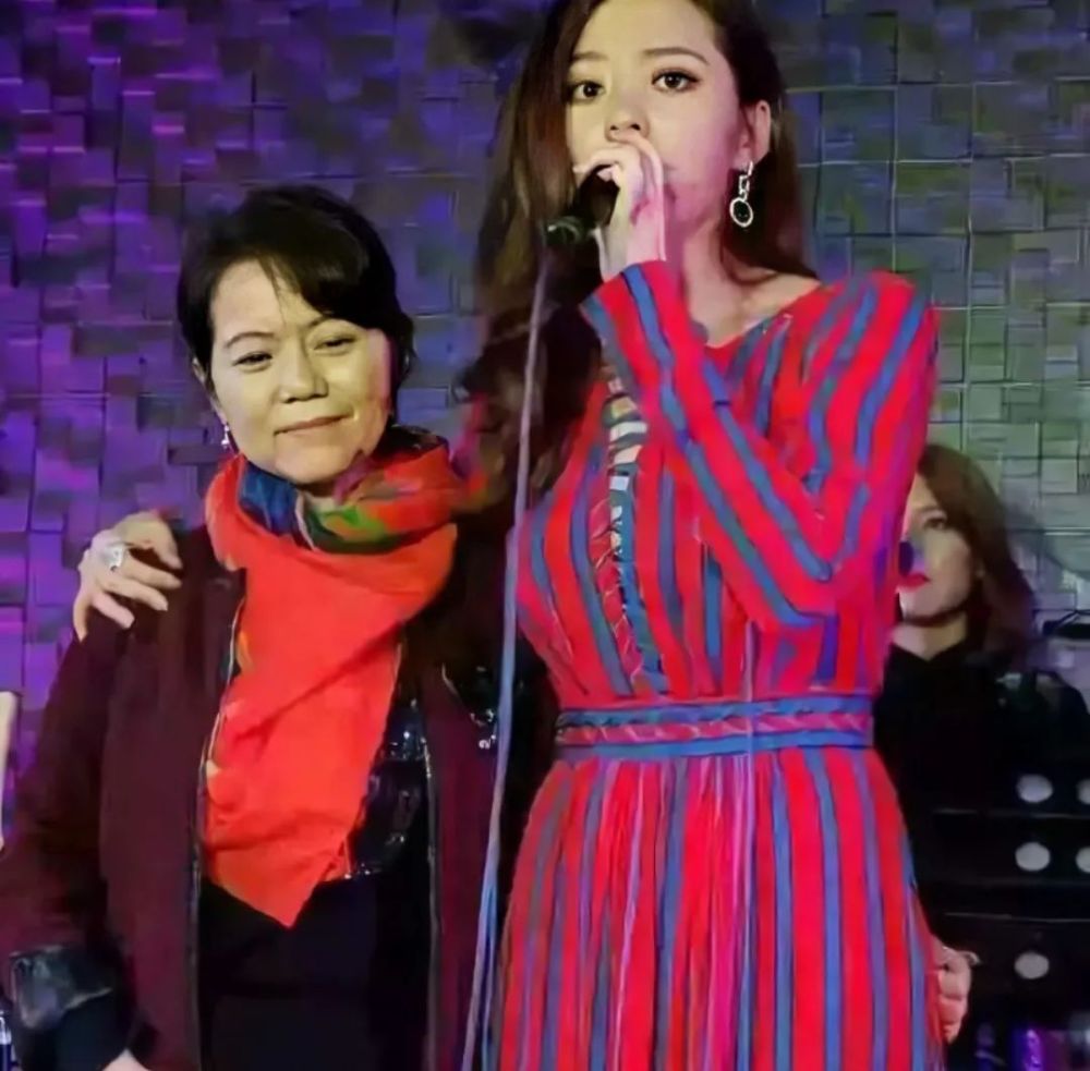 张靓颖|张靓颖恋上大19岁冯轲，不顾母亲反对结婚，新男友曝光却不是他？