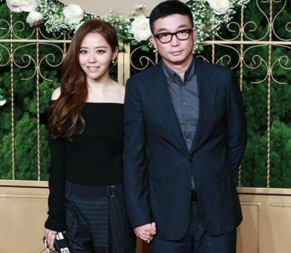 张靓颖|张靓颖恋上大19岁冯轲，不顾母亲反对结婚，新男友曝光却不是他？