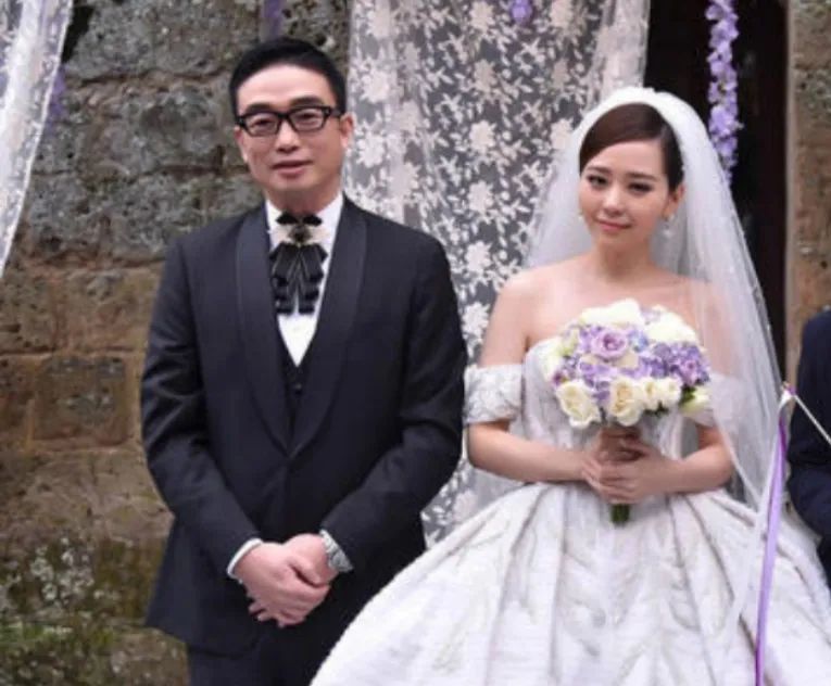 张靓颖|张靓颖恋上大19岁冯轲，不顾母亲反对结婚，新男友曝光却不是他？