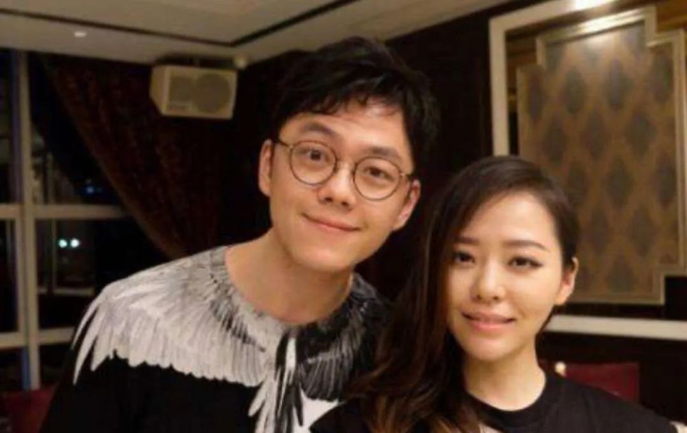 张靓颖|张靓颖恋上大19岁冯轲，不顾母亲反对结婚，新男友曝光却不是他？