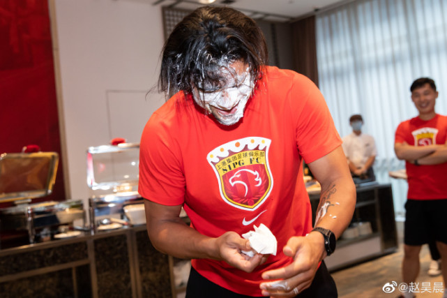 瞬间变白脸上港新闻官晒胡尔克被蛋糕糊脸照