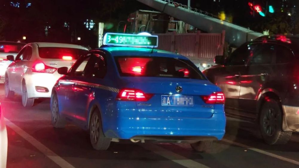 重慶嘉眾出租汽車有限公司旗下永川街頭上出現了一批有規模的藍色轎車