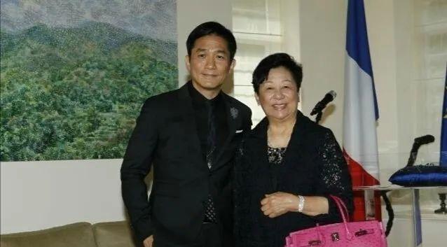 梁朝伟|梁朝伟妹妹：哥哥因赌鬼父亲不愿生子，她的女儿或将继承亿万财产