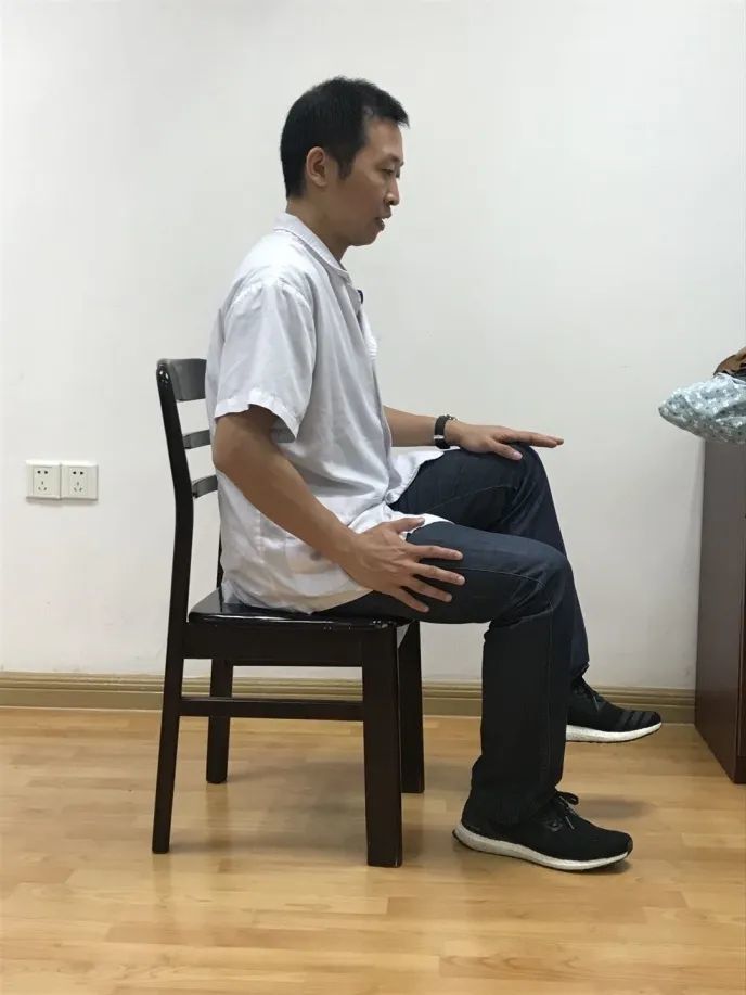 摩擦跺脚第二式动作要领:取坐位,将脚抬离地面15~20厘米,然后用力跺脚