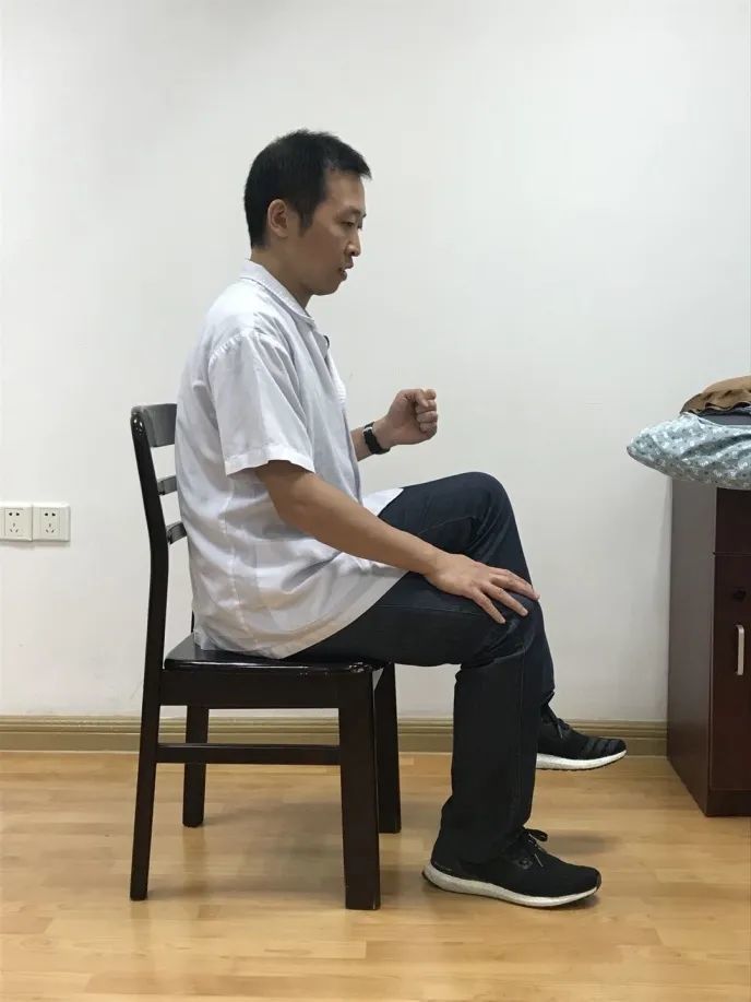 第三式捶擦跺脚动作要领:取坐位,将脚抬离地面15~20厘米,然后用力跺脚