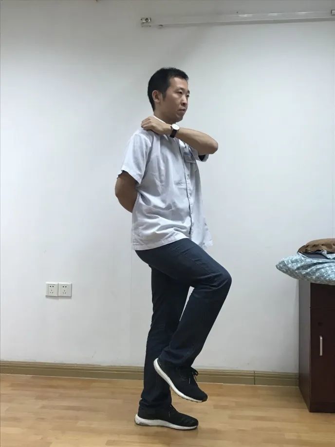 动作要领:取站位,将脚抬离地面20~30厘米,然后用力跺脚.