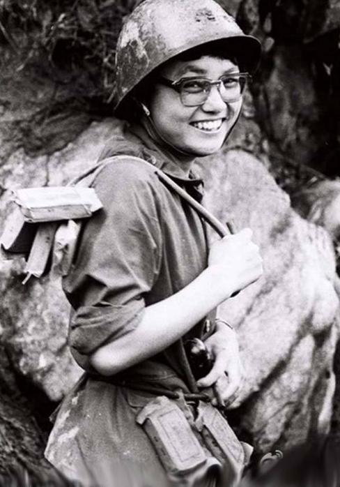 老山英雄徐良的救命恩人战地女神刘亚玲左手手术刀右手光荣雷