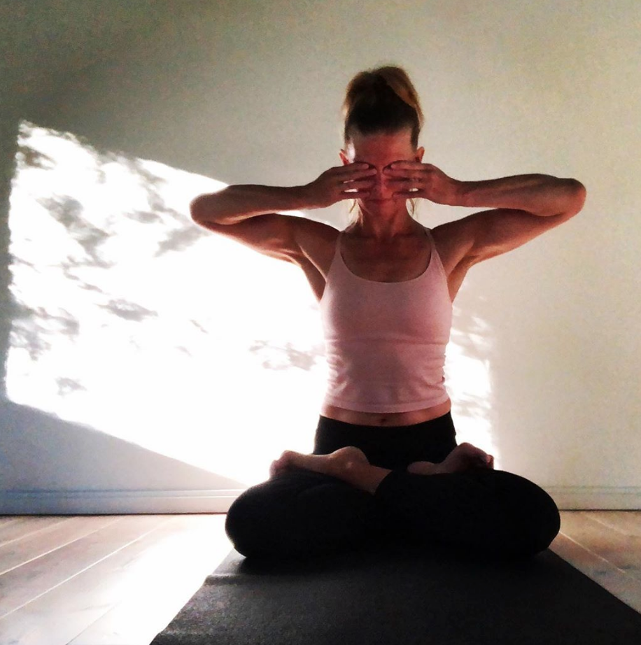 很多瑜伽体式的名称和动物,植物,大自然有关,也有一些来源于印度神话