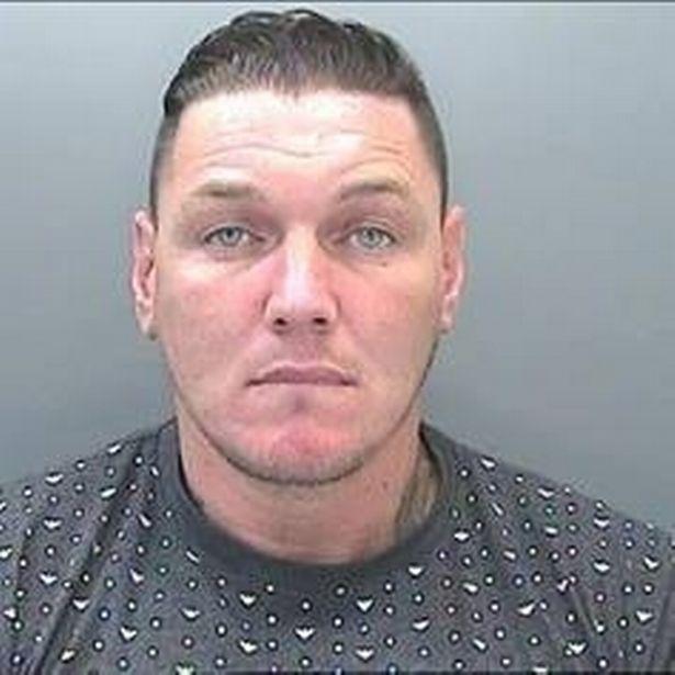 英国_社会|英国女狱警堕入情网，爱上男囚犯，对方还是个有妇之夫