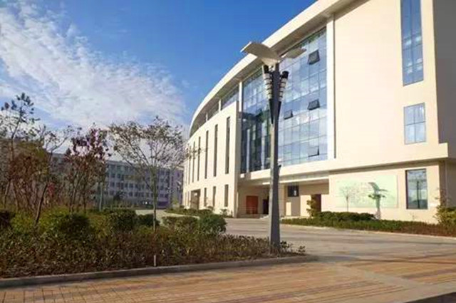 创办于2006年,2012年东迁到亭湖新区青年东路69号,定名为盐城市亭湖