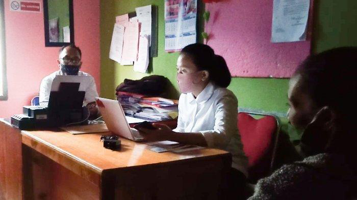 妻子|印尼男子与继女有了孩子后，妻子竟同意他与继女结婚