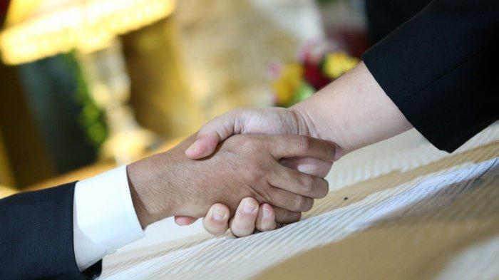 妻子|印尼男子与继女有了孩子后，妻子竟同意他与继女结婚