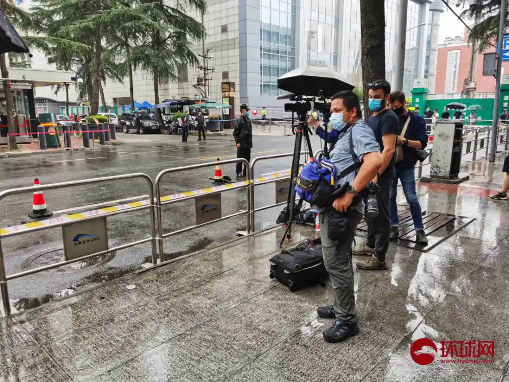 成都总领事馆|美驻成都总领事馆徽标被拆除，开进两辆搬家货车