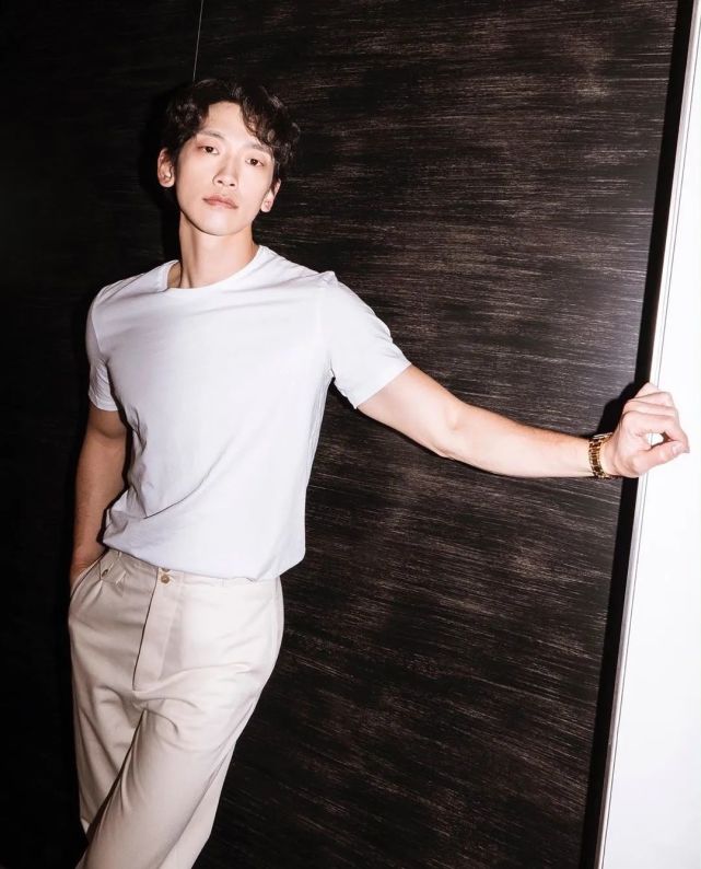 换上一身帅气西装就是霸道总裁既视感: 身高185,身材颀长的rain俨然