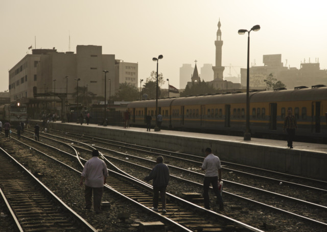 孩子|三个小孩忽然被发狂父亲推下站台，遭飞驰火车全部撞死