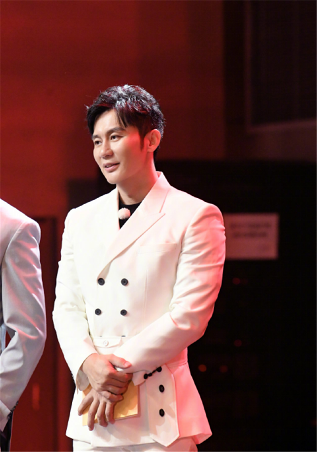 李晨|李晨被曝曾和朋友开豪车炸街，差点撞到路边的电瓶车