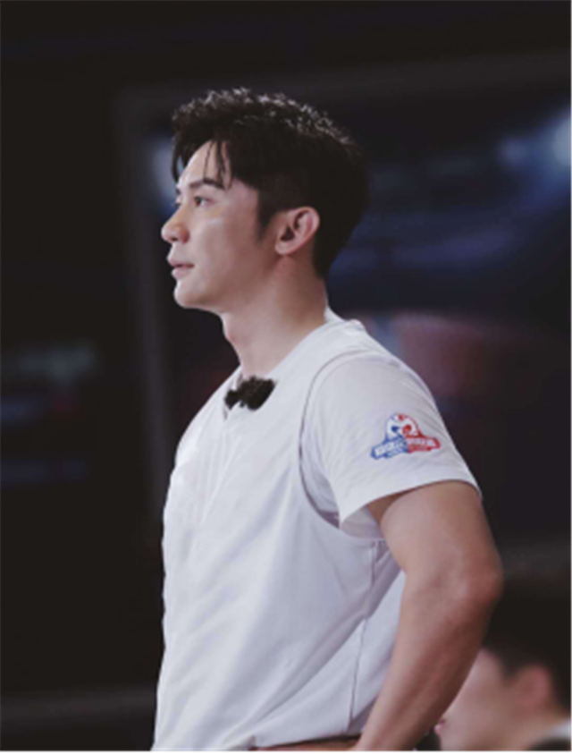 李晨|李晨被曝曾和朋友开豪车炸街，差点撞到路边的电瓶车