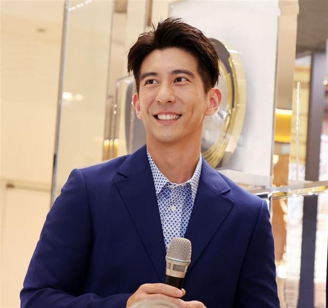 修杰楷出席活动分享带娃生活喊话贾静雯找自己拍戏可打八折