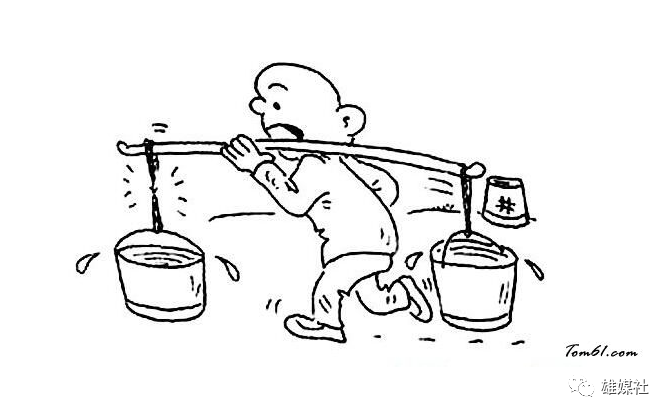 砖井一般只有几米深,距离村子远的水井,受人们生产生活的影响小,污染