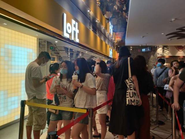 LoFt中国首店真的火了！从二楼排到三楼，路人：我太好奇了_腾讯新闻