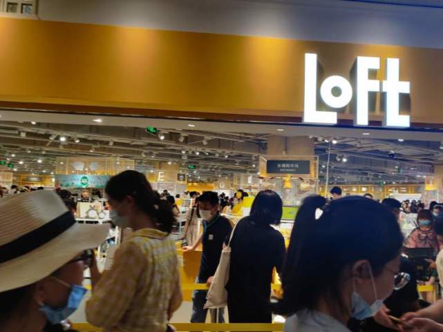 LoFt中国首店真的火了！从二楼排到三楼，路人：我太好奇了_腾讯新闻