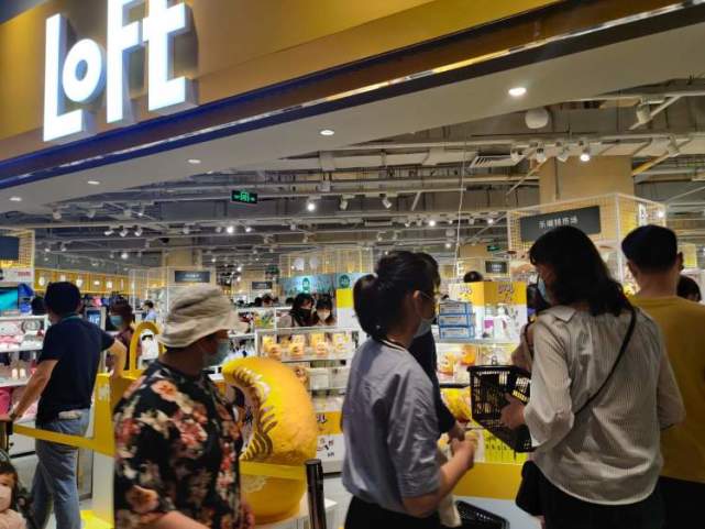 LoFt中国首店真的火了！从二楼排到三楼，路人：我太好奇了_腾讯新闻