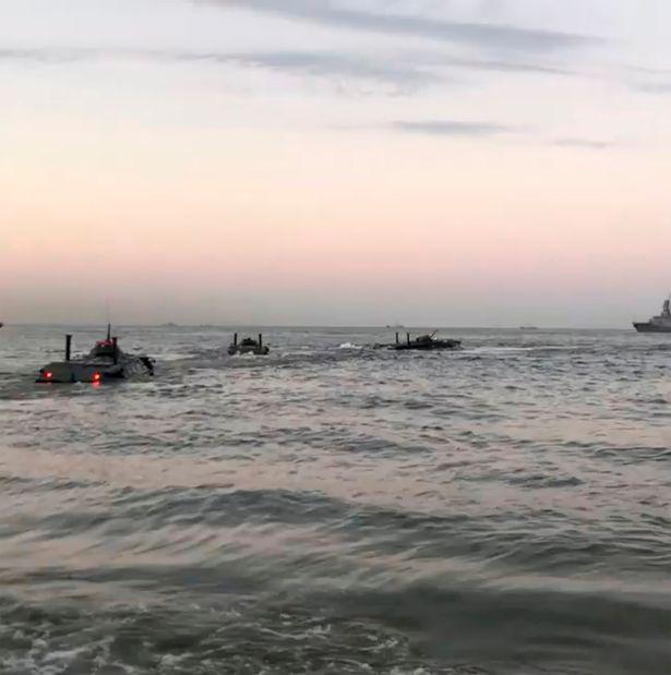 俄罗斯_军事|怎么回事？俄罗斯游客正在晒日光浴，突然两栖装甲车从海上冲过来