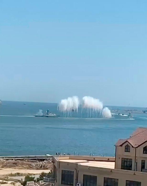 俄罗斯_军事|怎么回事？俄罗斯游客正在晒日光浴，突然两栖装甲车从海上冲过来