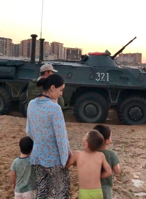 俄罗斯_军事|怎么回事？俄罗斯游客正在晒日光浴，突然两栖装甲车从海上冲过来