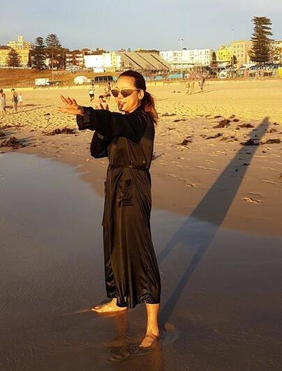 这次是光着脚站在水里,而且她把头发全部固定起来,但是显得发际线当然