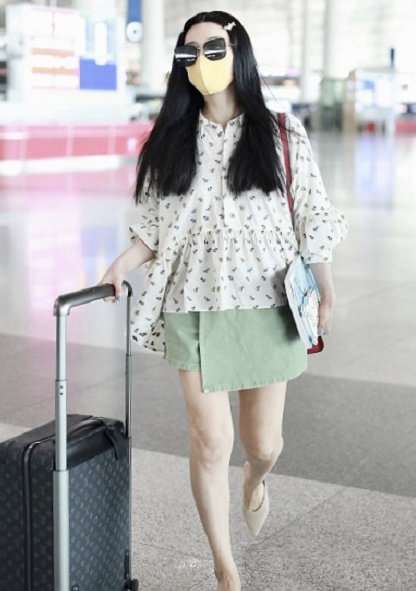 范冰冰终于敢露出腿穿韩式碎花衬衫配小绿裙电杆腿我爱了