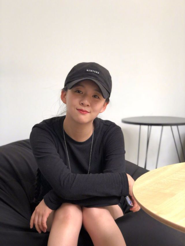 21岁小彩旗晒照真实,脸油腻的发光,离开杨丽萍没了灵气!