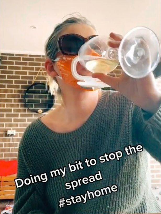 澳大利亚_社会|有创意！澳洲妈妈发明可打开的口罩，还当场演示戴着口罩喝酒