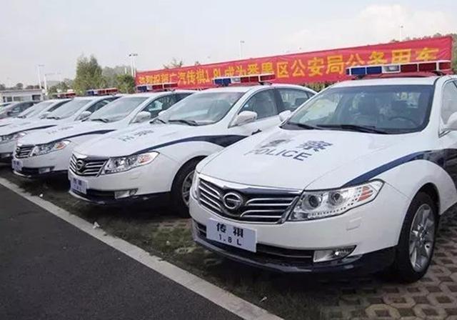 北京这车彻底"火"了,不仔细看还以为是警车,看完后:真淡定!