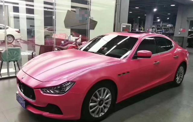 浙江一富婆炫富,百万粉色玛莎拉蒂,但网友关注点不在车而是车牌