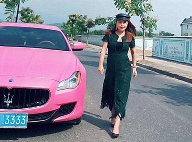 浙江一富婆炫富,百万粉色玛莎拉蒂,但网友关注点不在车而是车牌