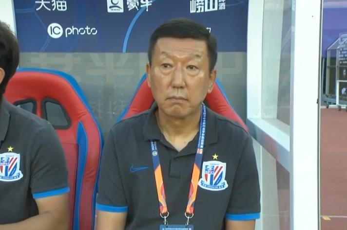 韩国国脚被黑惨了!董路:金信煜脑袋上没有球,他还不如金敬道