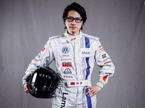 网传韩寒赛车出意外事故疑似现场摄影师被撞